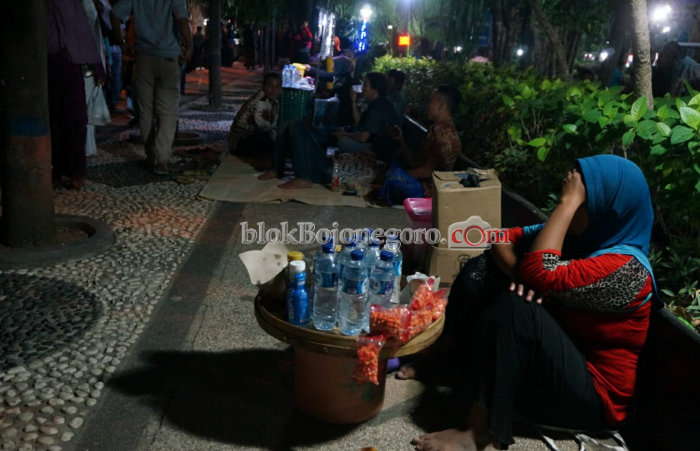 Asa Mengais Rezeki Hingga Dini Hari